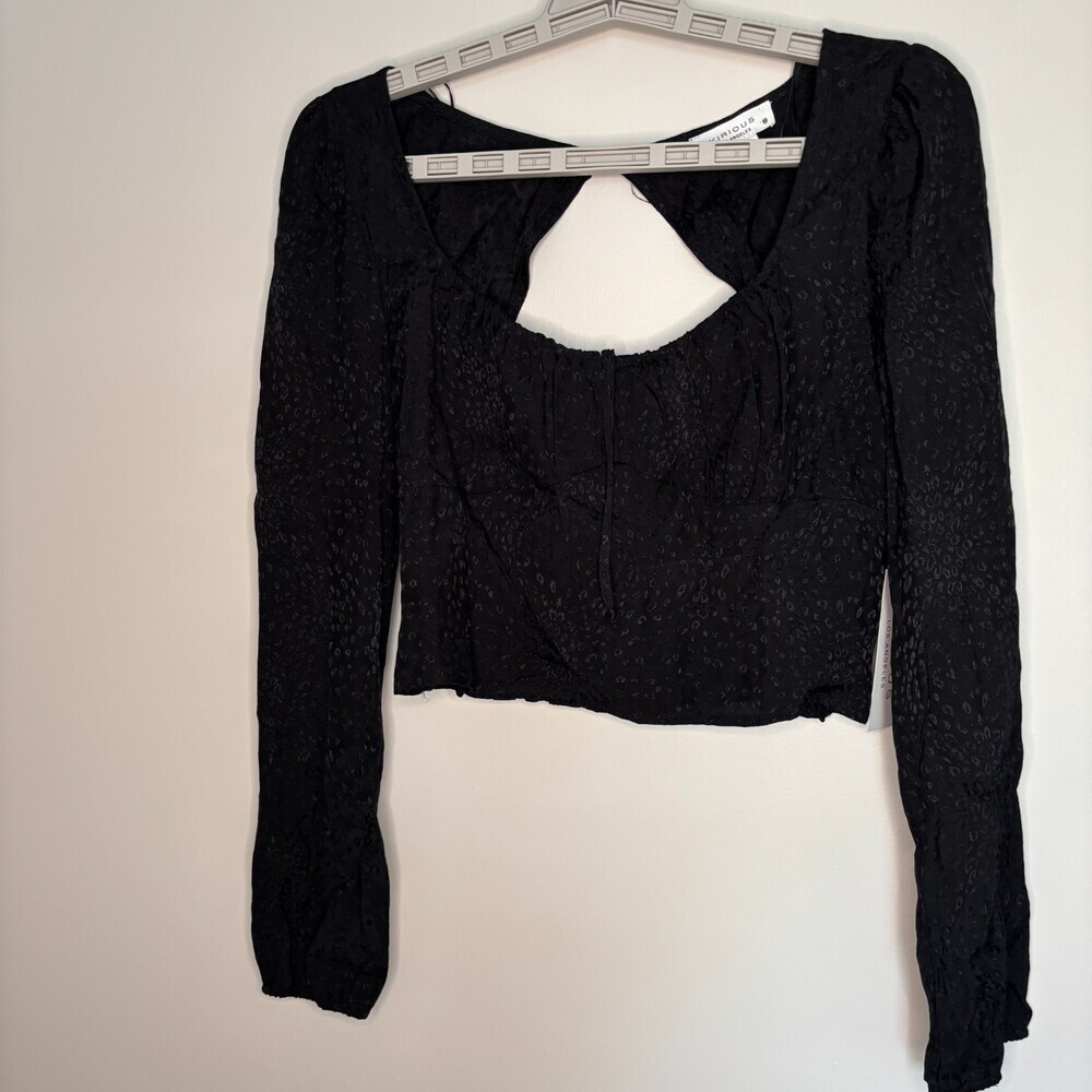 KIRIOUS NEW Cropped Long Sleeve Lightweight Top Womens M Keyhole Stretch Scoop - Picture 2 of 9